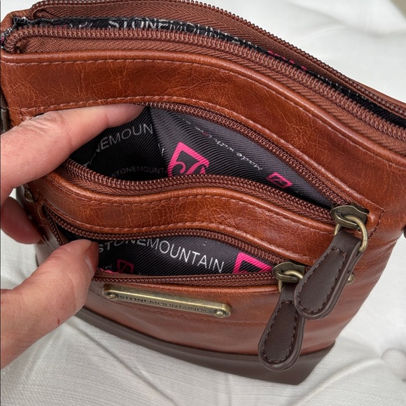 STONE MOUNTAIN leather slim crossbody bag - Picture 5 of 7